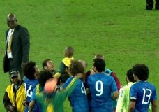 Garoto invade o jogo do Brasil e Neymar e David Luiz tiram fotos dentro do campo com ele