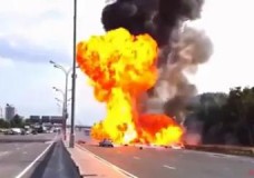 Camião Cheio de botijas de gás bate na estrada e explode