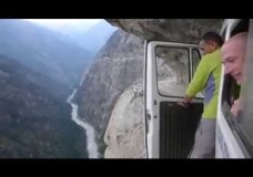 As perigosas estradas dos Himalaias até arrepia