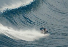 Inacreditável Robbie Maddo surfa onda com mota de cross